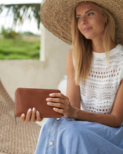 Load image into Gallery viewer, Bare Leather Quinn Wallet